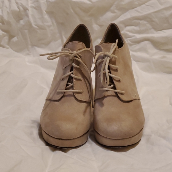 Size 7 lace up booties - Picture 1 of 2